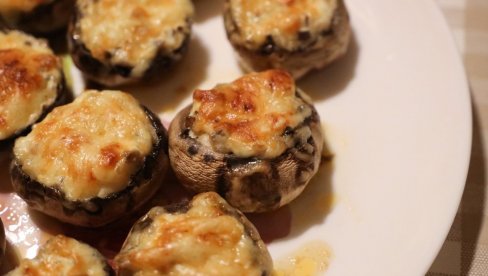 TOP SPOJ BELOG LUKA I SVEŽEG BOSILJKA: Aromatične pečurke pečene u rerni TOP SPOJ BELOG LUKA I SVEŽEG BOSILJKA: Aromatične pečurke pečene u rerni