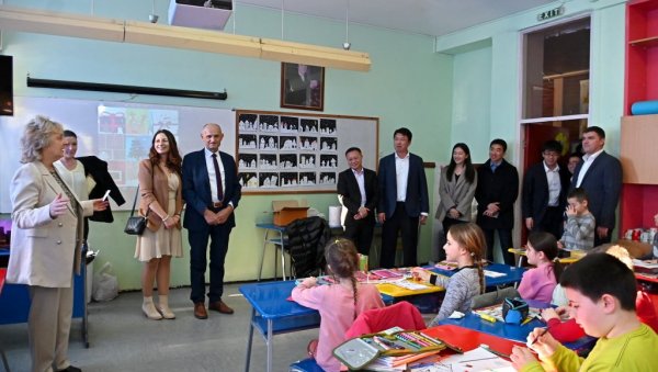 НОВИ ПЛАФОНИ И РАСВЕТА: Сређује се ОШ Вук Караџић у Сурчину НОВИ ПЛАФОНИ И РАСВЕТА: Сређује се ОШ Вук Караџић у Сурчину