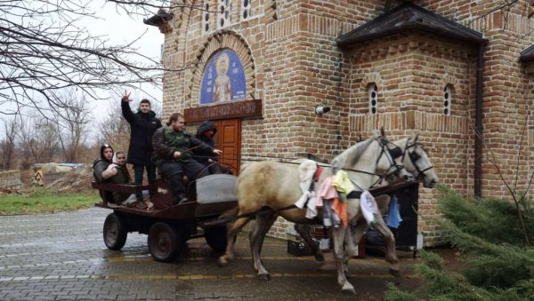 ЗНАТЕ ЛИ ШТА ЈЕ ЈУРЕЊЕ БОЖИЋА? У Банатском Карађорђеву годинама, на коњима у галопу, традицију чувају млади мушкарци (ФОТО) ЗНАТЕ ЛИ ШТА ЈЕ ЈУРЕЊЕ БОЖИЋА? У Банатском Карађорђеву годинама, на коњима у галопу, традицију чувају млади мушкарци (ФОТО)