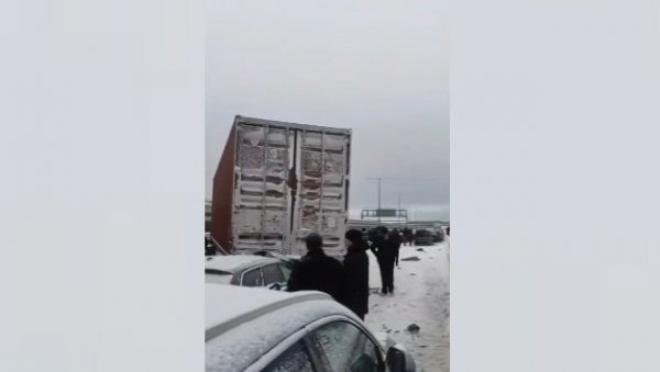 (УЗНЕМИРУЈУЋИ ВИДЕО) ЛАНЧАНИ СУДАР НА АУТО-ПУТУ: Слупало се 30 аутомобила, погинуло и дете (УЗНЕМИРУЈУЋИ ВИДЕО) ЛАНЧАНИ СУДАР НА АУТО-ПУТУ: Слупало се 30 аутомобила, погинуло и дете