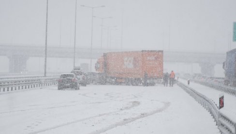 PRVI SNEG ODNEO NOVE ŽRTVE: Saobraćajne nesreće se nižu kao na traci, mnoge iz smrskanih kola izvlačili vatrogasci