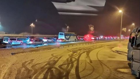 KOLAPS NA MILOŠU VELIKOM, BLOKIRAN I AUTO-PUT KOD UMČARA: Zbog snega koji pada lančani sudari i zastoji na svakom koraku (FOTO/VIDEO)