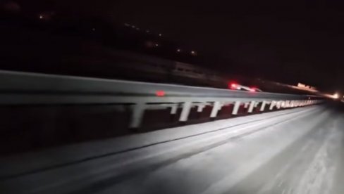 NESREĆA KOJA ČEKA DA SE DOGODI: Ušao u suprotan smer u zavejanoj traci na auto-putu (VIDEO) NESREĆA KOJA ČEKA DA SE DOGODI: Ušao u suprotan smer u zavejanoj traci na auto-putu (VIDEO)