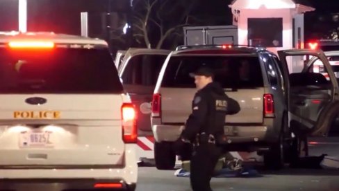 PRVI SNIMAK DRAME ISPRED BELE KUĆE: Policija blokirala prilaz, nikom nije jasno šta se zapravo desilo (VIDEO) PRVI SNIMAK DRAME ISPRED BELE KUĆE: Policija blokirala prilaz, nikom nije jasno šta se zapravo desilo (VIDEO)