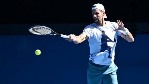 OVO SU SVI ČEKALI DA VIDE: Novak Đoković izašao na teren u Melburnu (VIDEO) OVO SU SVI ČEKALI DA VIDE: Novak Đoković izašao na teren u Melburnu (VIDEO)