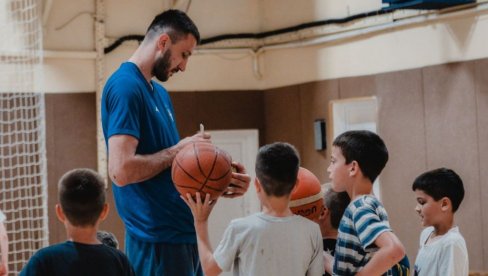 U LAZAREVCU NEGUJU BUDUĆE ŠAMPIONE: Klince oduševio bivši reprezentativac Srbije (FOTO) U LAZAREVCU NEGUJU BUDUĆE ŠAMPIONE: Klince oduševio bivši reprezentativac Srbije (FOTO)