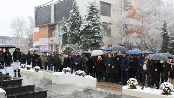 ПОЧАСТ ЈУНАЦИМА! Дан Републике Српске у Зворнику ПОЧАСТ ЈУНАЦИМА! Дан Републике Српске у Зворнику