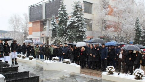 ПОЧАСТ ЈУНАЦИМА! Дан Републике Српске у Зворнику ПОЧАСТ ЈУНАЦИМА! Дан Републике Српске у Зворнику