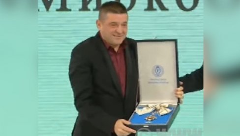 ODLIKOVAN BAJA MALI KNINDŽA: Orden NJegoša prvog reda Mirku Pajčinu za izuzetne zasluge prema državi ODLIKOVAN BAJA MALI KNINDŽA: Orden NJegoša prvog reda Mirku Pajčinu za izuzetne zasluge prema državi