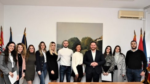 URUČENI SERTIFIKATI: Šesta generacija akademaca završila stručnu praksu u opštini Stari grad URUČENI SERTIFIKATI: Šesta generacija akademaca završila stručnu praksu u opštini Stari grad