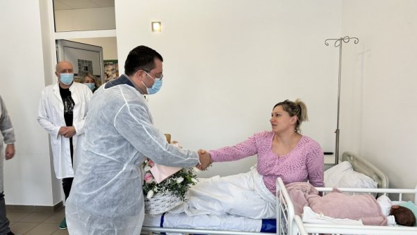 НИНА ПРВА БЕБА У ЛАЗАРЕВЦУ: Општина даривала девојчицу дукатом и са 100. 000 динара НИНА ПРВА БЕБА У ЛАЗАРЕВЦУ: Општина даривала девојчицу дукатом и са 100. 000 динара