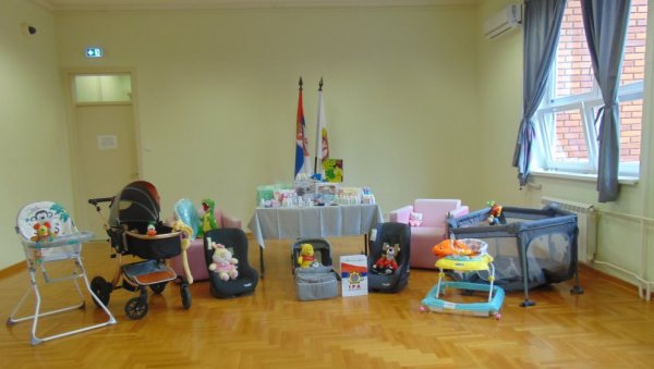 ТРУДНИЦЕ И ПОРОДИЉЕ ИЗ КПЗ ПОЖАРЕВАЦ ДОБИЛЕ ВРЕДНЕ ПОКЛОНЕ: Интернационална полицијска асоцијација донирала дечију опрему и козметику ТРУДНИЦЕ И ПОРОДИЉЕ ИЗ КПЗ ПОЖАРЕВАЦ ДОБИЛЕ ВРЕДНЕ ПОКЛОНЕ: Интернационална полицијска асоцијација донирала дечију опрему и козметику