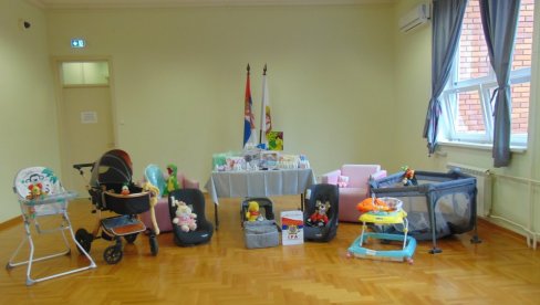 TRUDNICE I PORODILJE IZ KPZ POŽAREVAC DOBILE VREDNE POKLONE: Internacionalna policijska asocijacija donirala dečiju opremu i kozmetiku TRUDNICE I PORODILJE IZ KPZ POŽAREVAC DOBILE VREDNE POKLONE: Internacionalna policijska asocijacija donirala dečiju opremu i kozmetiku