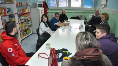 PAKETIĆI ZA DECU OŠTEĆENOG SLUHA: Opština Zvezdara obradovala mališane koji se leče u Dečjoj kući PAKETIĆI ZA DECU OŠTEĆENOG SLUHA: Opština Zvezdara obradovala mališane koji se leče u Dečjoj kući