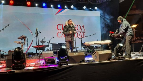 СРБАДИЈА НА НОГАМА: Баја Мали Книнџа и Даница Црногорчевић се срели после наступа у Бањалуци (ФОТО) СРБАДИЈА НА НОГАМА: Баја Мали Книнџа и Даница Црногорчевић се срели после наступа у Бањалуци (ФОТО)