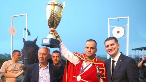 КОЊИ МУ ЉУБАВ И ПРОФЕСИЈА: Полицајац Душан Јанковић, из Пожаревца, двоструки је љубичевски витез КОЊИ МУ ЉУБАВ И ПРОФЕСИЈА: Полицајац Душан Јанковић, из Пожаревца, двоструки је љубичевски витез