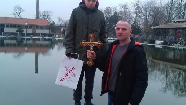 ЗА ЧАСНИ КРСТ И УСПОМЕНУ НА ЛУКУ: Многи се спремају за Богојављење, а у Раткову код Оџака учесници ће пливати за жртве бахате вожње ЗА ЧАСНИ КРСТ И УСПОМЕНУ НА ЛУКУ: Многи се спремају за Богојављење, а у Раткову код Оџака учесници ће пливати за жртве бахате вожње