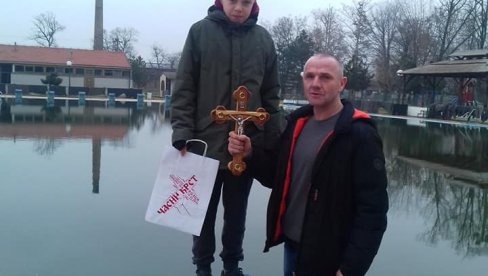 ZA ČASNI KRST I USPOMENU NA LUKU: Mnogi se spremaju za Bogojavljenje, a u Ratkovu kod Odžaka učesnici će plivati za žrtve bahate vožnje ZA ČASNI KRST I USPOMENU NA LUKU: Mnogi se spremaju za Bogojavljenje, a u Ratkovu kod Odžaka učesnici će plivati za žrtve bahate vožnje