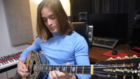 OVAJ MLADI KRUŠEVLJANIN JE ČUDO: Nikola srpsku istoriju pretočio u kompoziciju, svira 7 instrumenata, a odbio je da radi u Holivudu (FOTO) OVAJ MLADI KRUŠEVLJANIN JE ČUDO: Nikola srpsku istoriju pretočio u kompoziciju, svira 7 instrumenata, a odbio je da radi u Holivudu (FOTO)