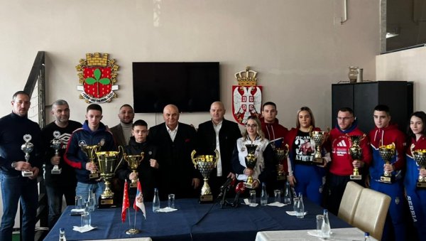 ПАЛМА НА ЧЕЛУ НИЗА ЛАУРЕАТА: Кик-бокс савез Централне Србије у Јагодини наградио најбоље у минулој години ПАЛМА НА ЧЕЛУ НИЗА ЛАУРЕАТА: Кик-бокс савез Централне Србије у Јагодини наградио најбоље у минулој години