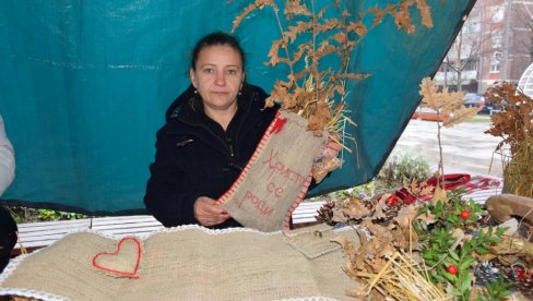 ПРЕДМЕТИ ОД ЈУТЕ ПОНОВО У ТРЕНДУ: Вредне руке Деспотовчанке праве производе од природних материјала  (ФОТО)