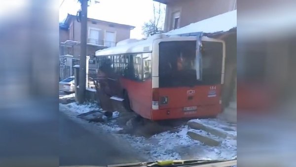 ПОГЛЕДАЈТЕ - АУТОБУС СЛЕТЕО СА ПУТА У РИТОПЕКУ: Завршио у дворишту куће (ВИДЕО) ПОГЛЕДАЈТЕ - АУТОБУС СЛЕТЕО СА ПУТА У РИТОПЕКУ: Завршио у дворишту куће (ВИДЕО)