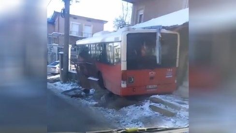 POGLEDAJTE - AUTOBUS SLETEO SA PUTA U RITOPEKU: Završio u dvorištu kuće (VIDEO) POGLEDAJTE - AUTOBUS SLETEO SA PUTA U RITOPEKU: Završio u dvorištu kuće (VIDEO)