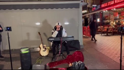 ŽELJKO MITROVIĆ DOBIO OPKLADU: Kao ulični svirač u Londonu, pred svedocima sa kojima se kladio zaradio 467 funti (VIDEO) ŽELJKO MITROVIĆ DOBIO OPKLADU: Kao ulični svirač u Londonu, pred svedocima sa kojima se kladio zaradio 467 funti (VIDEO)