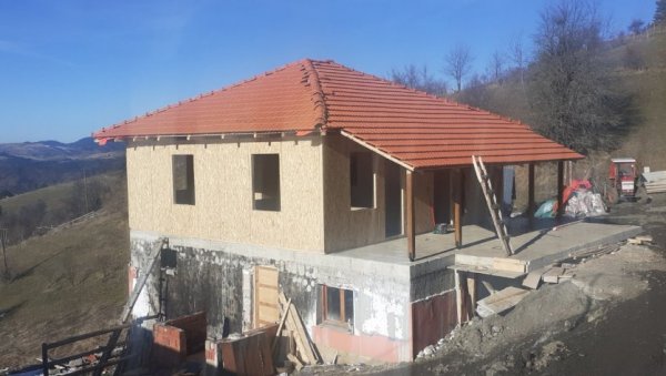 НИЧЕ НОВИ ДОМ ЗА ЂУРИЋЕ: У селу Крајиновиће на Пештеру Срби и Бошњаци петочланој породици заједно обнављају кућу изгорелу почетком децембра НИЧЕ НОВИ ДОМ ЗА ЂУРИЋЕ: У селу Крајиновиће на Пештеру Срби и Бошњаци петочланој породици заједно обнављају кућу изгорелу почетком децембра