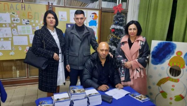 У ДУХУ ПРАВОСЛАВЉА: Писац Синиша Николић приход од продаје књиге Бог и запад поклонио цркви код Зрењанина (ФОТО) У ДУХУ ПРАВОСЛАВЉА: Писац Синиша Николић приход од продаје књиге Бог и запад поклонио цркви код Зрењанина (ФОТО)