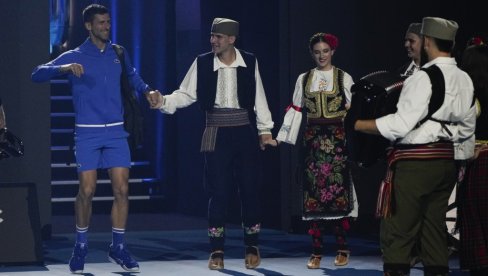 ĐOKOVIĆ ODUŠEVIO NAVIJAČE U MELBURNU: Novak igrao kolo i zakucavao na koš u Australiji (VIDEO) ĐOKOVIĆ ODUŠEVIO NAVIJAČE U MELBURNU: Novak igrao kolo i zakucavao na koš u Australiji (VIDEO)