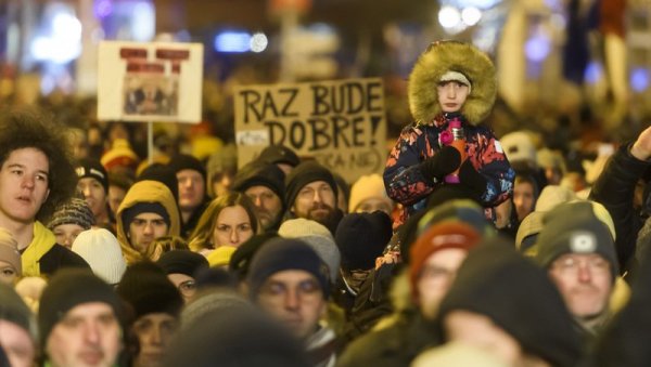 ПРОТЕСТ ХИЉАДА СЛОВАКА ШИРОМ ЗЕМЉЕ: Противе се затварању специјалног тужилаштва (ФОТО)