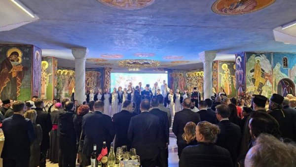 БОЖИЋНИ ПРИЈЕМ МИТРОПОЛИЈЕ ЦРНОГОРСКО-ПРИМОРСКЕ: Присуствовали Милатовић, Мандић, Бечић... (ФОТО) БОЖИЋНИ ПРИЈЕМ МИТРОПОЛИЈЕ ЦРНОГОРСКО-ПРИМОРСКЕ: Присуствовали Милатовић, Мандић, Бечић... (ФОТО)