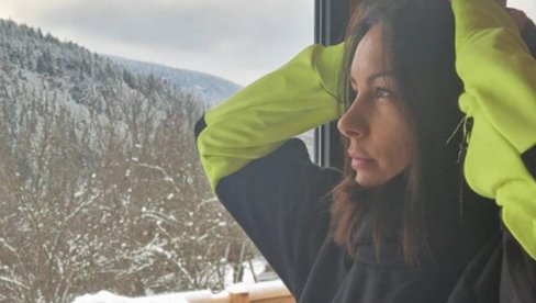 СЛОБОДА МИЋАЛОВИЋ УЖИВА У ЗИМСКОЈ ИДИЛИ: Глумица поделила фотографије са одмора, свима за око запао један детаљ (ФОТО) СЛОБОДА МИЋАЛОВИЋ УЖИВА У ЗИМСКОЈ ИДИЛИ: Глумица поделила фотографије са одмора, свима за око запао један детаљ (ФОТО)