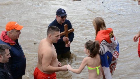 ПРИЈАВЕ ДО 15. ЈАНУАРА: Традиционално богојављанско пливање за крст часни у Краљеву