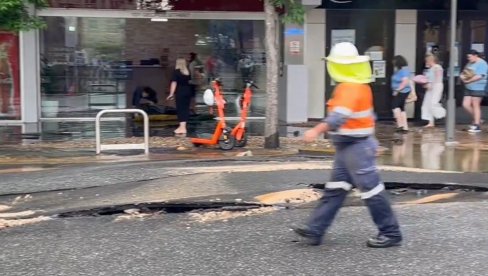 ULICE ZATVORENE, RUPE I PUKOTINE NA SVE STRANE: Dramatično stanje u Australiji, policija na terenu (VIDEO) ULICE ZATVORENE, RUPE I PUKOTINE NA SVE STRANE: Dramatično stanje u Australiji, policija na terenu (VIDEO)
