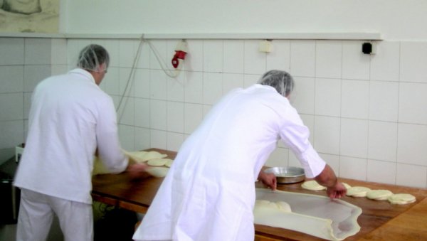 СТИМУЛАЦИЈА ЗА ЗАПОШЉАВАЊЕ: Послодавцима 560 евра по једном запосленом СТИМУЛАЦИЈА ЗА ЗАПОШЉАВАЊЕ: Послодавцима 560 евра по једном запосленом