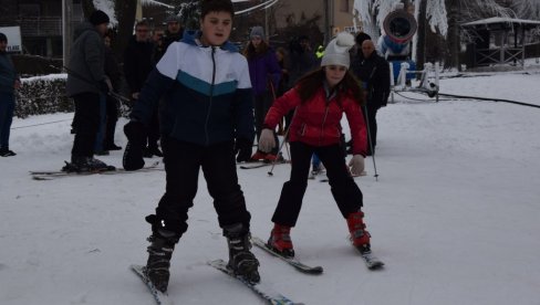 OTVORENA ŠESTA SKIJAŠKA SEZONA: Mališani uživaju na ledu