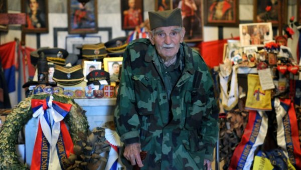 ДЕДА ЂОРЂЕ ДОБИЈА БИСТУ: У уметничкој ливници Јеремић припремају се да излију и поклоне споменик чувеном чувару Зејтинлика ДЕДА ЂОРЂЕ ДОБИЈА БИСТУ: У уметничкој ливници Јеремић припремају се да излију и поклоне споменик чувеном чувару Зејтинлика