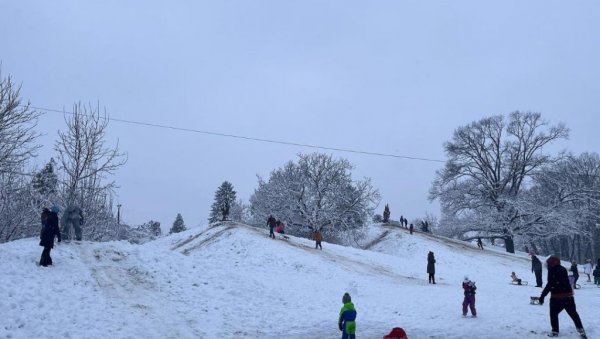 ВОДЕ ДЕЦУ НА САНКАЊЕ ПРЕКО ХУМКИ ЖРТАВА: Скрнављење спомен-гробља у Сремској Митровици ВОДЕ ДЕЦУ НА САНКАЊЕ ПРЕКО ХУМКИ ЖРТАВА: Скрнављење спомен-гробља у Сремској Митровици
