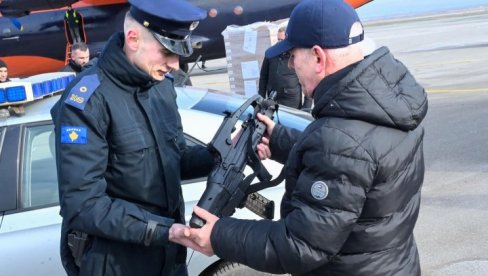 KURTI NAORUŽAO SVOJE POLICAJCE DO ZUBA: Lažni ministar Svečlja naročito zahvalan Hrvatskoj KURTI NAORUŽAO SVOJE POLICAJCE DO ZUBA: Lažni ministar Svečlja naročito zahvalan Hrvatskoj