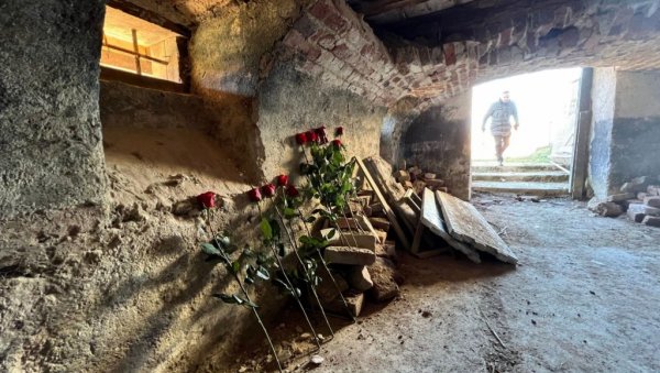РАЗВАЉЕНА ВРАТА СОБЕ СЕЋАЊА: Оскрнављена Спомен кућа 14. јануар у Воћину РАЗВАЉЕНА ВРАТА СОБЕ СЕЋАЊА: Оскрнављена Спомен кућа 14. јануар у Воћину