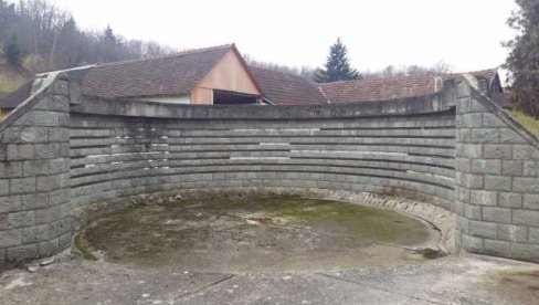 SRBE NISU ZASTRAŠILI, DOŠLI NA KOMEMORACIJU: Ni posle nedelju dana nisu otkriveni huligani koji su oskrnavili ulaz u Spomen kuću u Voćinu SRBE NISU ZASTRAŠILI, DOŠLI NA KOMEMORACIJU: Ni posle nedelju dana nisu otkriveni huligani koji su oskrnavili ulaz u Spomen kuću u Voćinu