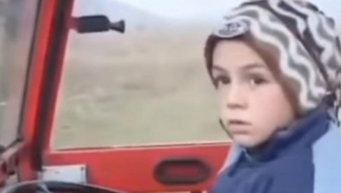 ZA PRIMER ILI OSUDU? Peđa traktorom ide u školu, sam ga vozi - i to nije sve (VIDEO) ZA PRIMER ILI OSUDU? Peđa traktorom ide u školu, sam ga vozi - i to nije sve (VIDEO)