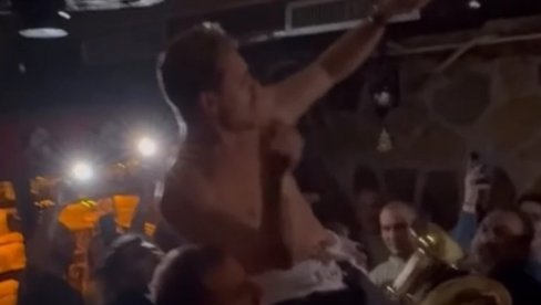 DOBIO SAM NJEGA, NAJVEĆI BLAGOSLOV OD SVIH: Pocepane majice i prijateljima na ramenima - ovako je Biković proslavio rođenje svog sina (VIDEO) DOBIO SAM NJEGA, NAJVEĆI BLAGOSLOV OD SVIH: Pocepane majice i prijateljima na ramenima - ovako je Biković proslavio rođenje svog sina (VIDEO)