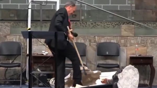 ВЕРНИЦИ ОСТАЛИ ЗГРОЖЕНИ ОНИМ ШТО ВИДЕ: Снимак помахниталог свештеника који секиром уништава кипове шири се друштвеним мрежама (ВИДЕО) ВЕРНИЦИ ОСТАЛИ ЗГРОЖЕНИ ОНИМ ШТО ВИДЕ: Снимак помахниталог свештеника који секиром уништава кипове шири се друштвеним мрежама (ВИДЕО)