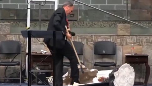 VERNICI OSTALI ZGROŽENI ONIM ŠTO VIDE: Snimak pomahnitalog sveštenika koji sekirom uništava kipove širi se društvenim mrežama (VIDEO)