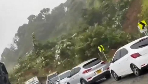 SEDELI U AUTOMOBILIMA I GLEDALI KAKO LAVINA BLATA IDE PREMA NJIMA: Klizište odnelo skoro 20 života, jezivi snimci sa lica mesta (FOTO/VIDEO) SEDELI U AUTOMOBILIMA I GLEDALI KAKO LAVINA BLATA IDE PREMA NJIMA: Klizište odnelo skoro 20 života, jezivi snimci sa lica mesta (FOTO/VIDEO)