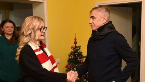 VELIKO SRCE CRVENO-BELIH: Zvezda donirala paketiće Društvu za cerebralnu i dečiju paralizu u Požegi VELIKO SRCE CRVENO-BELIH: Zvezda donirala paketiće Društvu za cerebralnu i dečiju paralizu u Požegi
