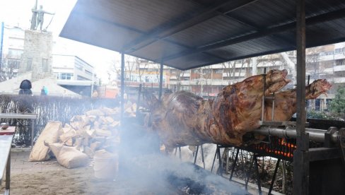 PEČENJE ZA OKREPLJENJE: Od jutarnjih sati Kraljevčani pripremaju doček srpske Nove godine PEČENJE ZA OKREPLJENJE: Od jutarnjih sati Kraljevčani pripremaju doček srpske Nove godine